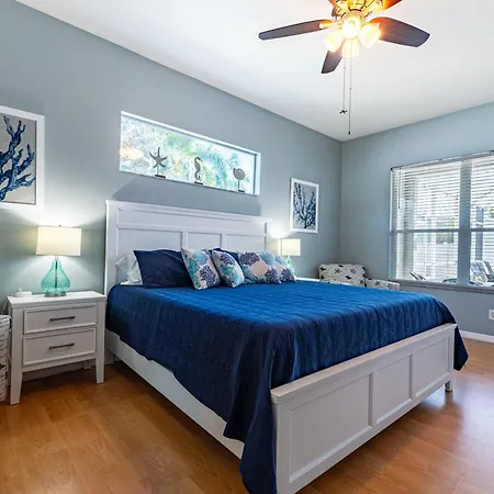 A Wave From It All! Pet Friendly, Private Heated Pool Home With Fire Pit!